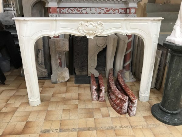 Rare et fine cheminée d’époque Louis XV provençal en bois de chêne