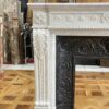 Exceptionnelle cheminée ancienne a macarons de style Louis XVI réalisée en marbre de Carrare Blanc datant de la fin du XIXème siècle
