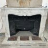 Jolie cheminée ancienne de style Louis XV réalisée en marbre blanc de carrare datant de la fin du XIXème siècle