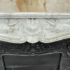 Jolie cheminée ancienne de style Louis XV réalisée en marbre blanc de carrare datant de la fin du XIXème siècle