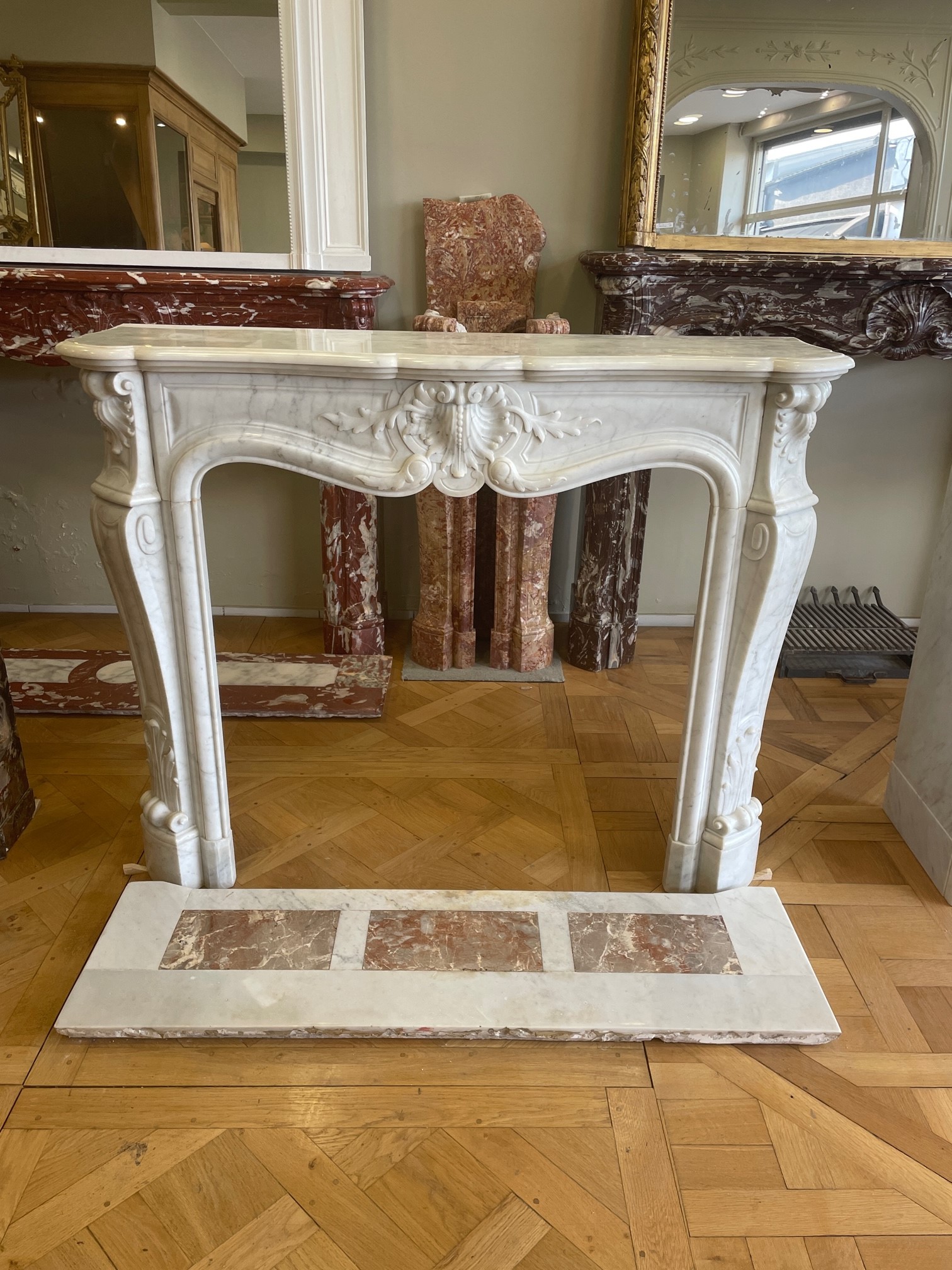 cheminée ancienne de style Louis XV réalisée en marbre blanc