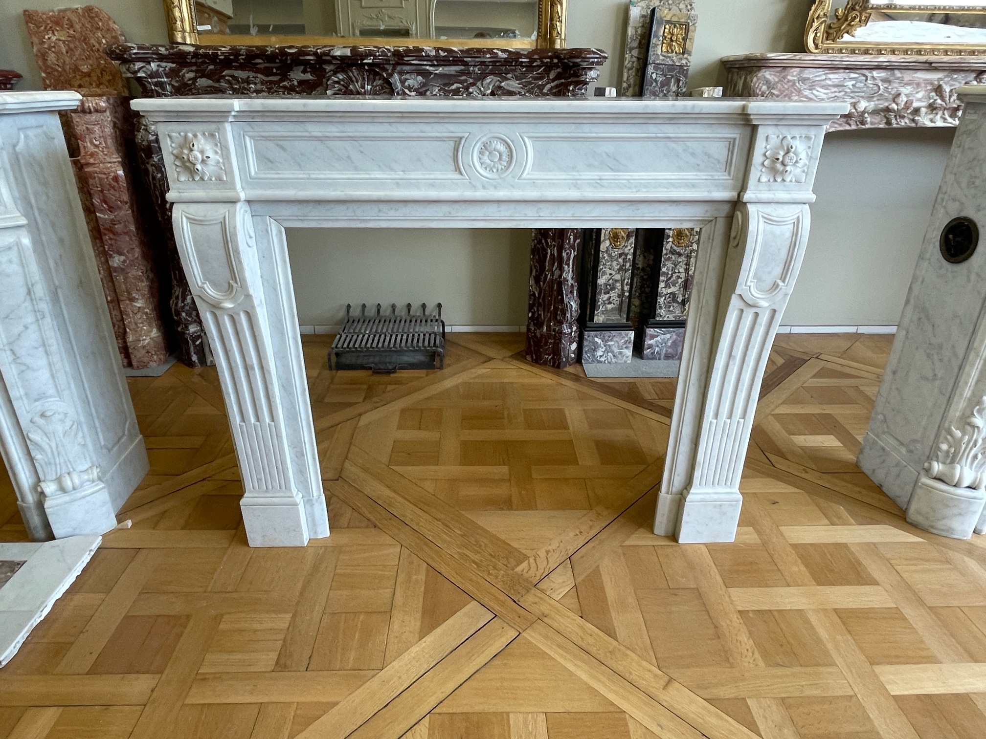 Belle cheminée ancienne de style Louis XVI en marbre