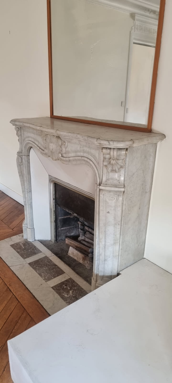 Cheminée Ancienne De Style Louis XV Réalisée En Marbre De Carrare Blanc ...