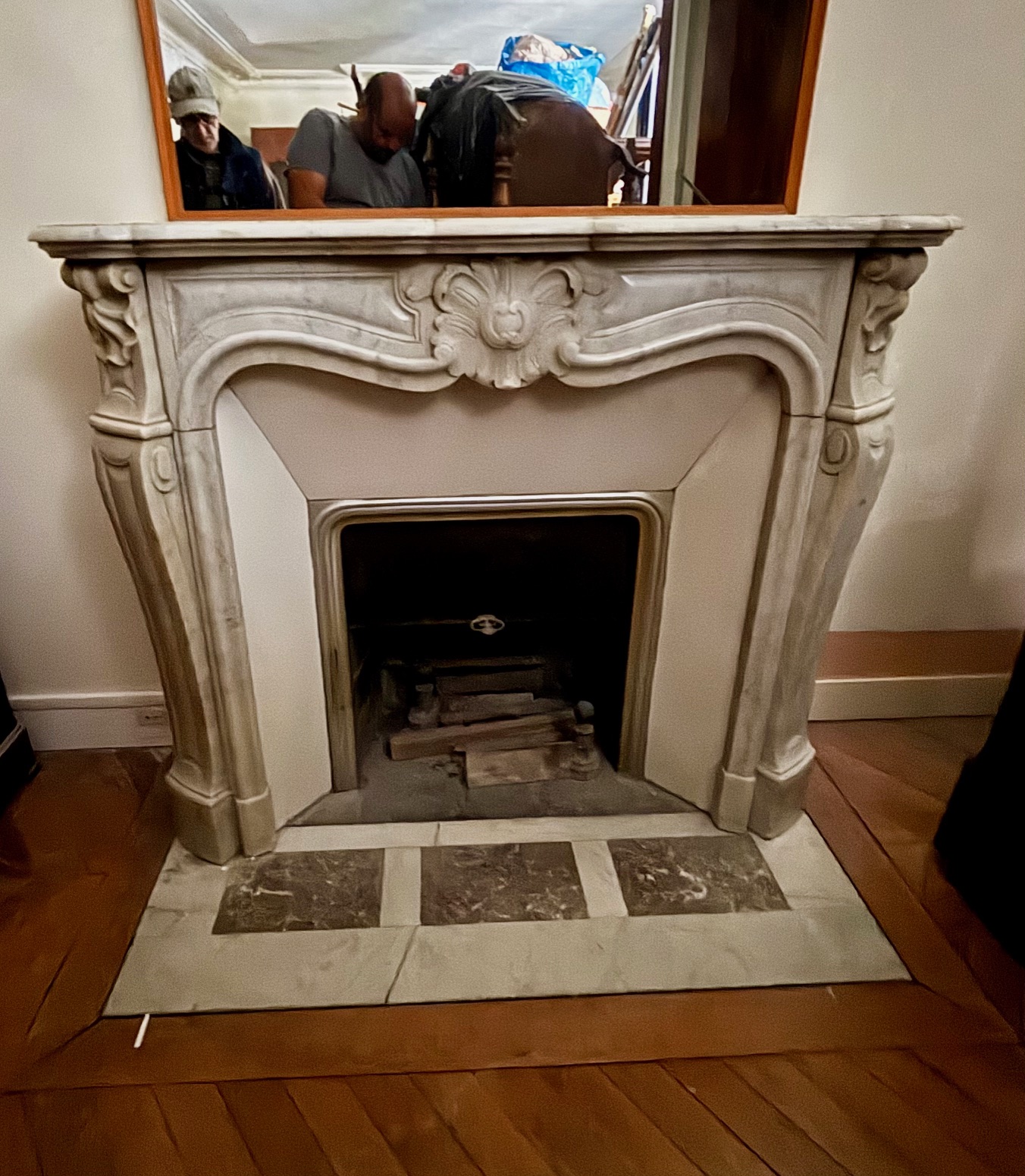 Cheminée Ancienne De Style Louis XV Réalisée En Marbre De Carrare Blanc ...