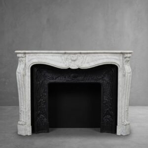 Belle cheminée ancienne de style Louis XV réalisée a la fin du XIXème siècle en marbre de Carrare Blanc