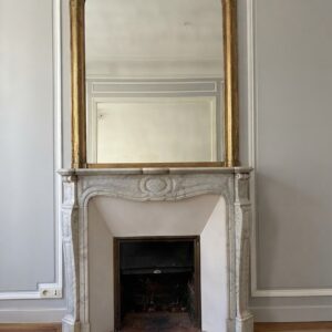 Cheminée ancienne en marbre de Carrare blanc datant de la fin XIXème dite Pompadour a pieds Louis XV