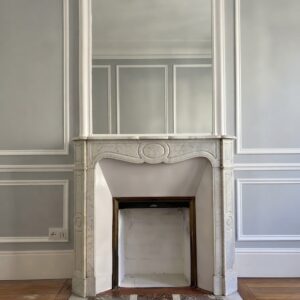 Cheminée ancienne en marbre de Carrare blanc datant de la fin XIXème dite Pompadour plate