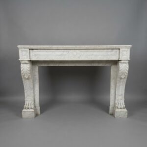 Cheminée ancienne de style Empire en marbre de Carrare blanc datant de la fin du XIXème siècle.