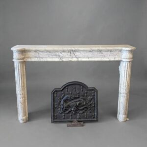 Belle cheminée ancienne de style Louis XVI réalisée en marbre de carrare veiné datant du début XIXème siècle bandeau sculpté de chapiteaux et perles
