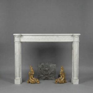 Cheminée ancienne de style Louis XVI à colonnes et chapiteaux datant de la fin du XIXème siècle réalisée en marbre Blanc statuaire