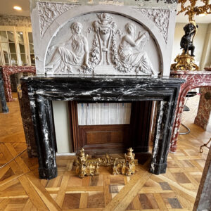 Cheminée ancienne réalisée en marbre Noir Marquina de style Louis XIII Boudin datant de la fin du XIXème siècle
