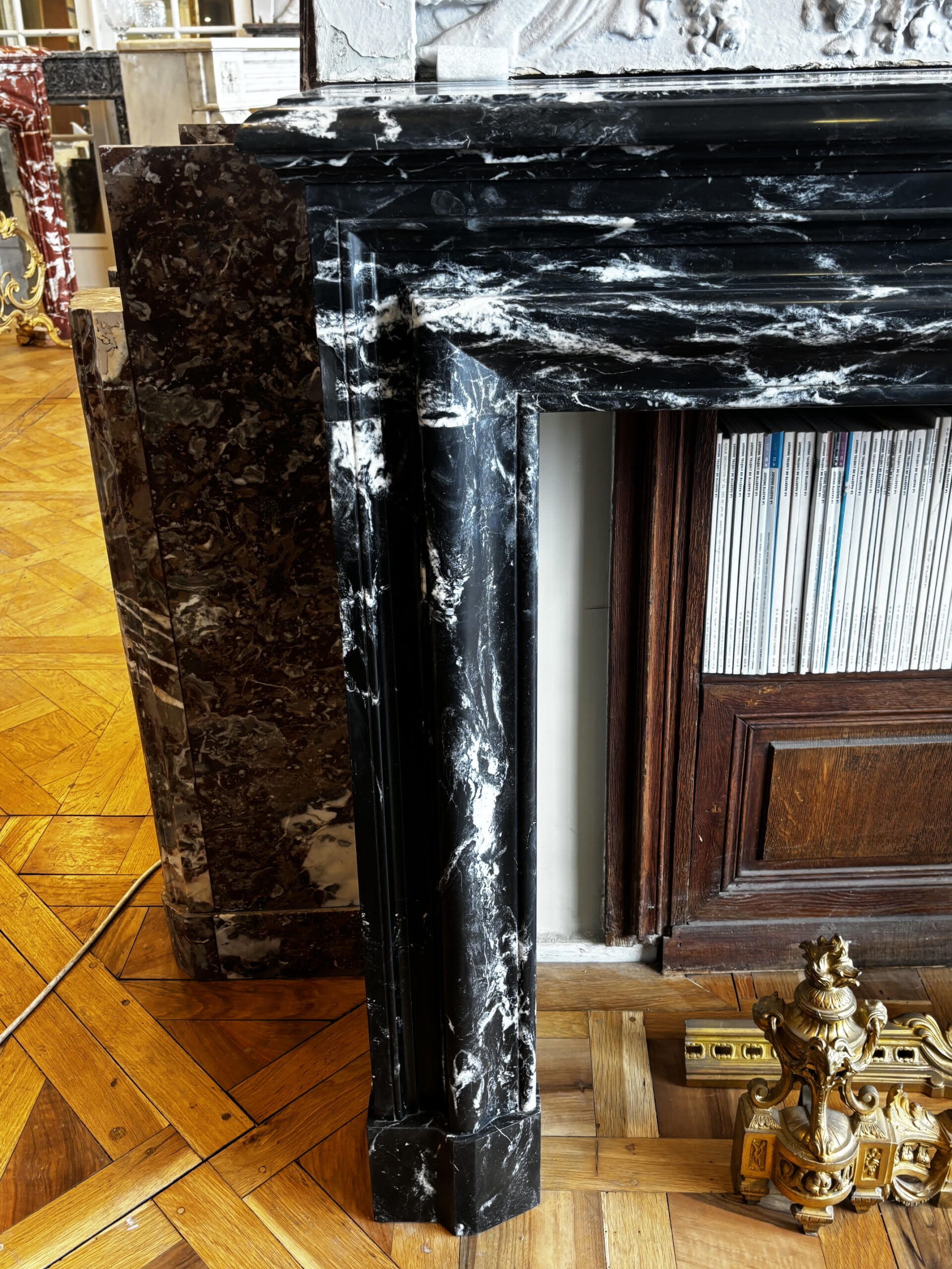 Cheminée ancienne réalisée en marbre Noir Marquina de style Louis XIII Boudin datant de la fin du XIXème siècle – Image 3