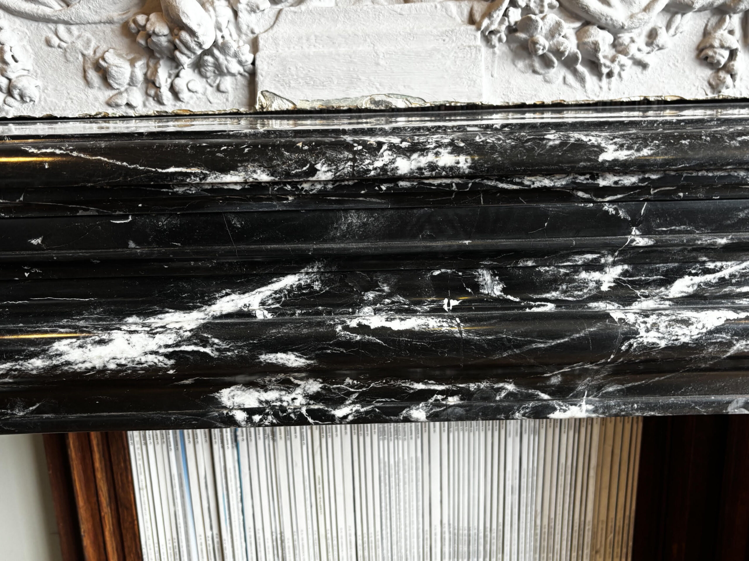 Cheminée ancienne réalisée en marbre Noir Marquina de style Louis XIII Boudin datant de la fin du XIXème siècle – Image 2