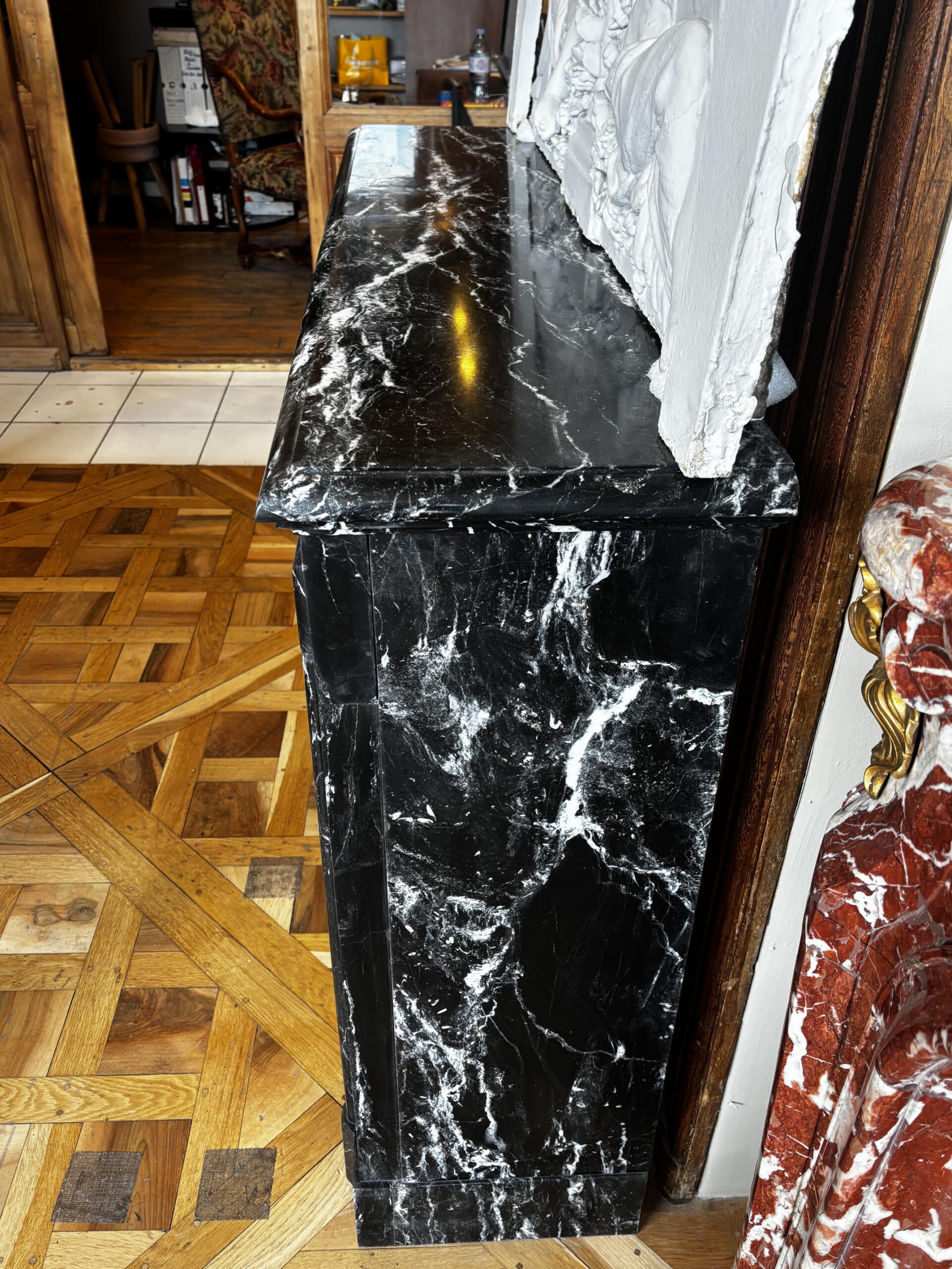 Cheminée ancienne réalisée en marbre Noir Marquina de style Louis XIII Boudin datant de la fin du XIXème siècle – Image 5