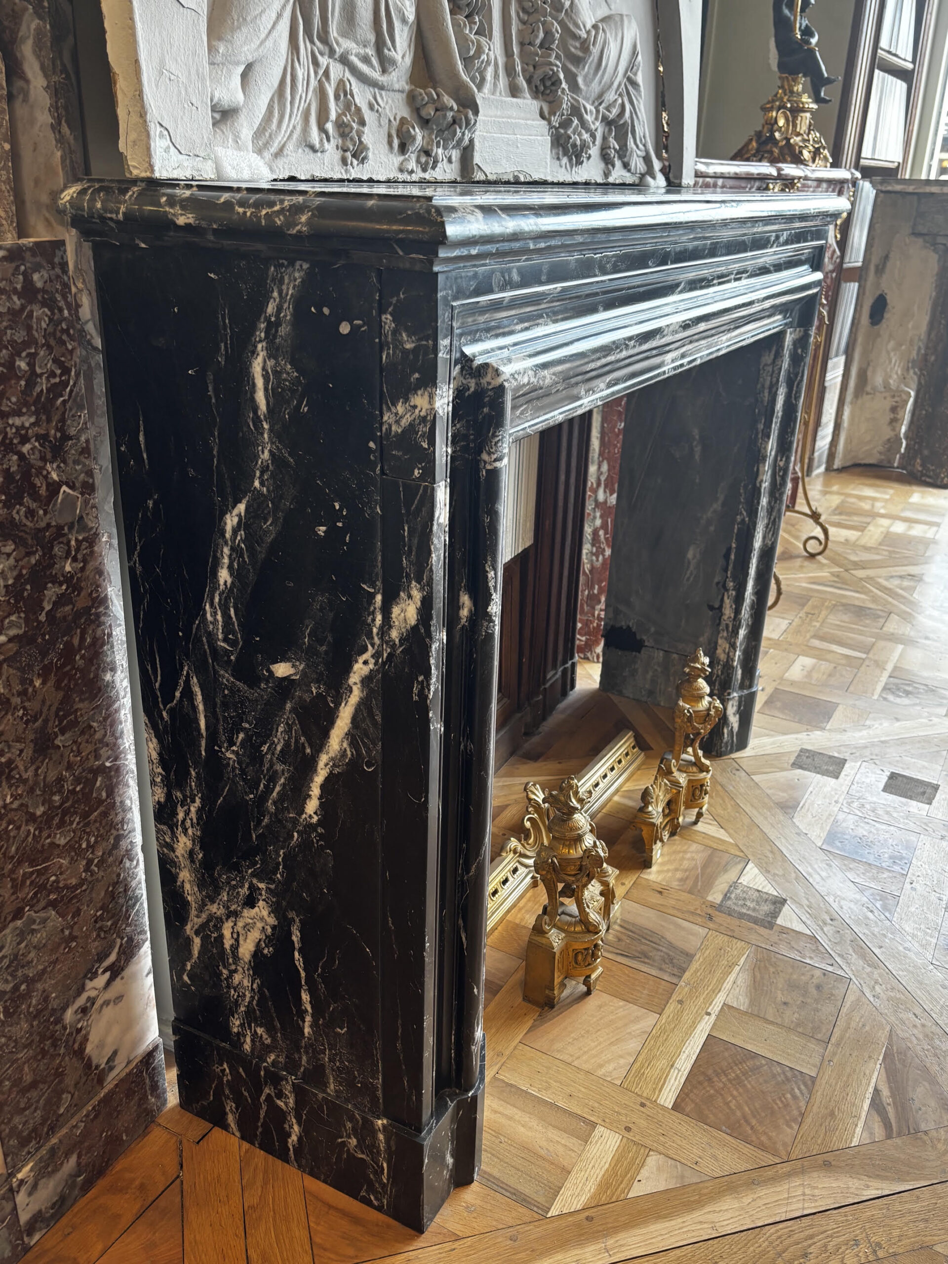 Cheminée ancienne réalisée en marbre Noir Marquina de style Louis XIII Boudin datant de la fin du XIXème siècle – Image 6
