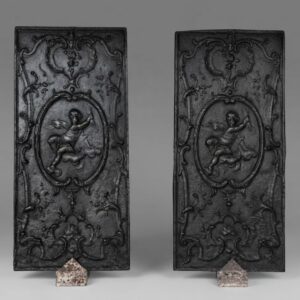 Paire de plaques de cheminée en fonte à décor de chérubins XIXeme