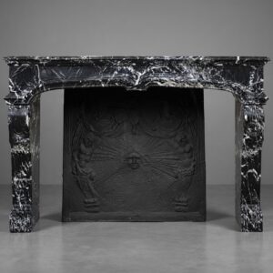 Rare et imposante cheminée ancienne en marbre grand Antique Noir d’époque