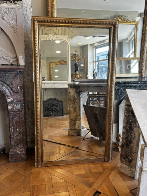 Paire de miroirs de cheminées dorés a la feuille d'or de style Louis XVI datant de la fin XIXème – Image 2