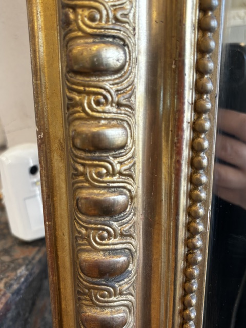 Paire de miroirs de cheminées dorés a la feuille d'or de style Louis XVI datant de la fin XIXème – Image 3