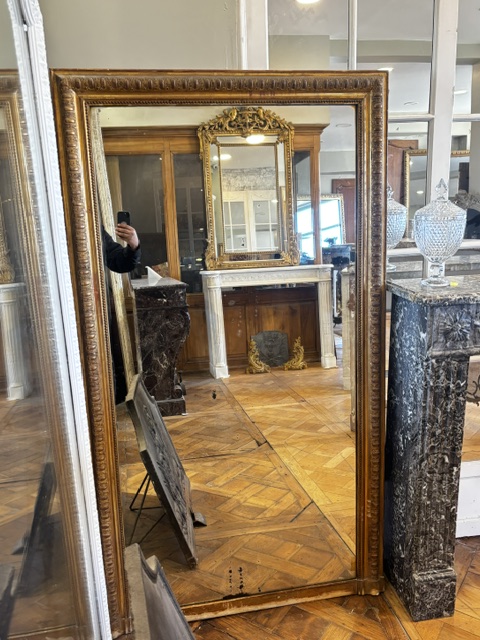 Paire de miroirs de cheminées dorés a la feuille d'or de style Louis XVI datant de la fin XIXème – Image 4