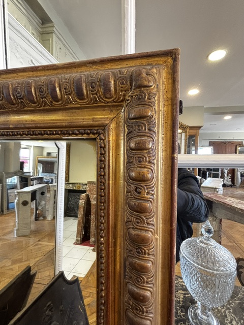 Paire de miroirs de cheminées dorés a la feuille d'or de style Louis XVI datant de la fin XIXème – Image 5