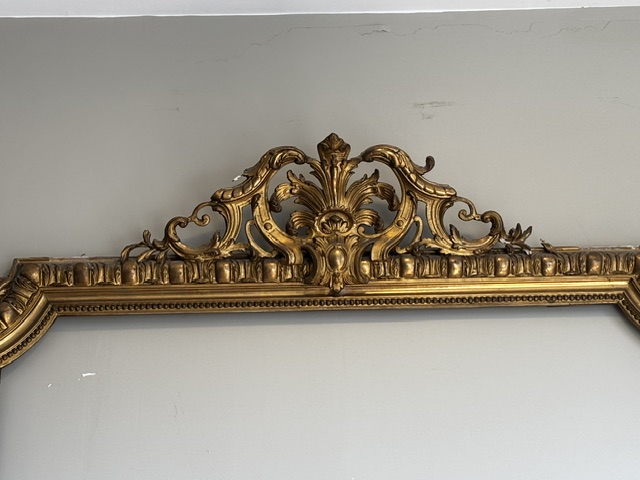 Belle glace sculptée de cheminée doré à la feuille d’or de style Louis XV datant de la fin XIXème – Image 3