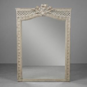 Rare petite glace de cheminée peint de style Louis XVI a décor d'une tête de faune datant de la fin XIXème