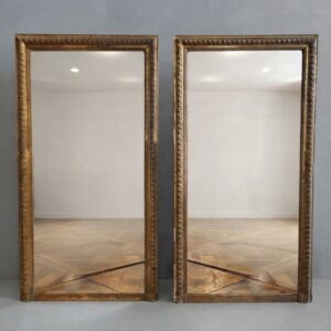 Paire de miroirs de cheminées dorés a la feuille d'or de style Louis XVI datant de la fin XIXème