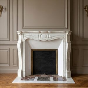 Cheminée ancienne en marbre de Carrare blanc datant de la fin XIXème dite Pompadour a pieds Louis XV