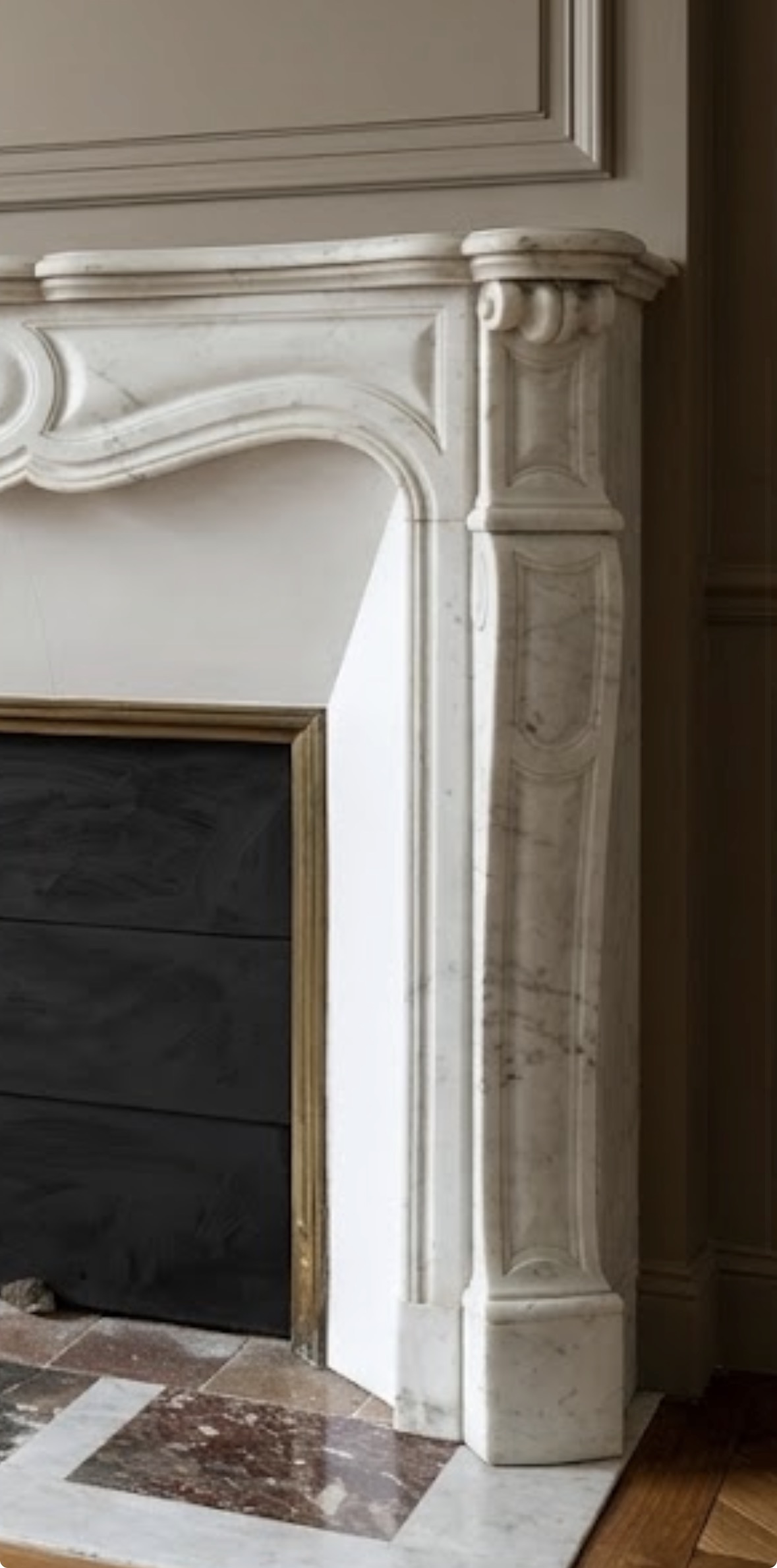 Cheminée ancienne en marbre de Carrare blanc datant de la fin XIXème dite Pompadour a pieds Louis XV – Image 3
