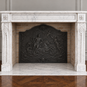 Rare cheminée ancienne datant de la fin du XVIII siècle en marbre Blanc Demi Statuaire